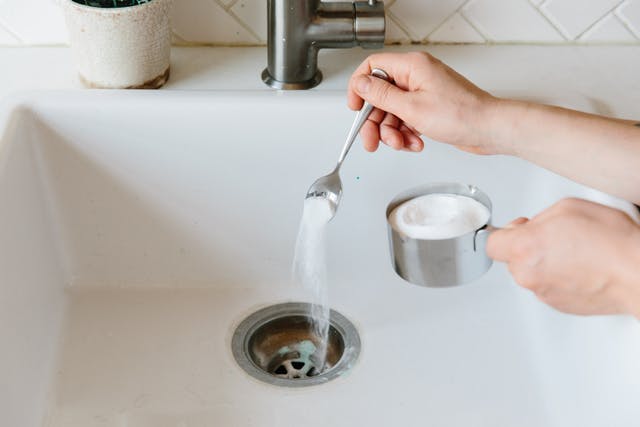sử dụng baking soda thông cống